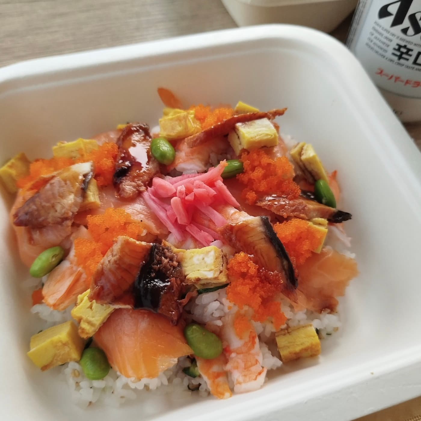 Chirashi don con salmone e tobiko