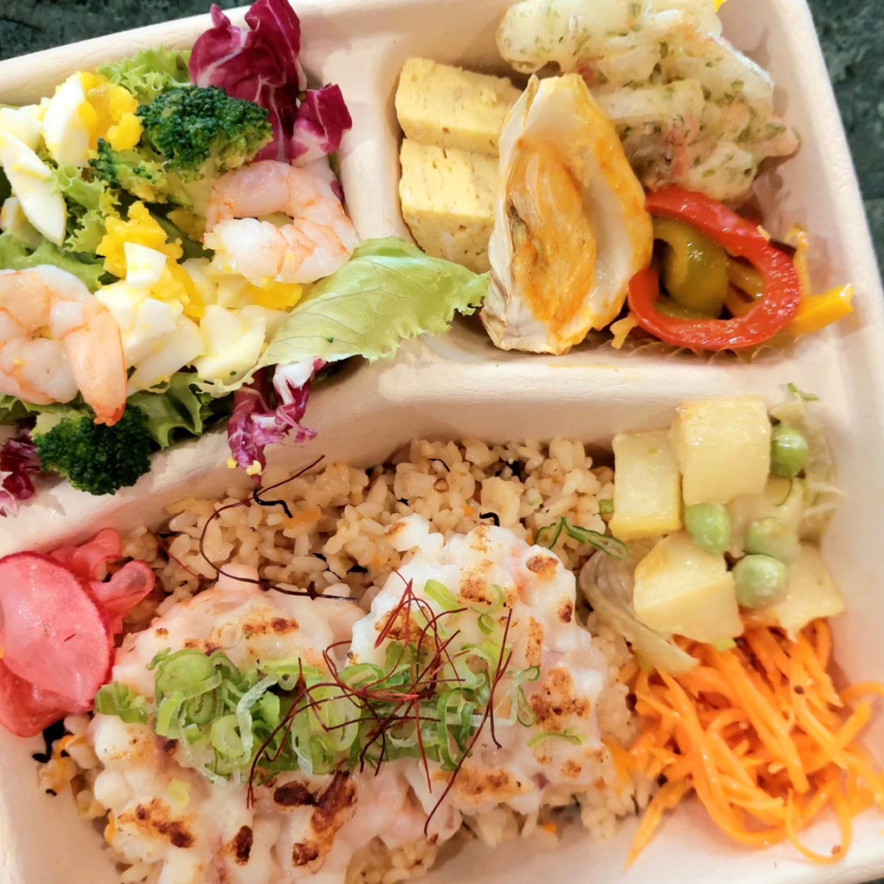 Un bento OKO: riso, verdure di stagione, pesce e sottaceti