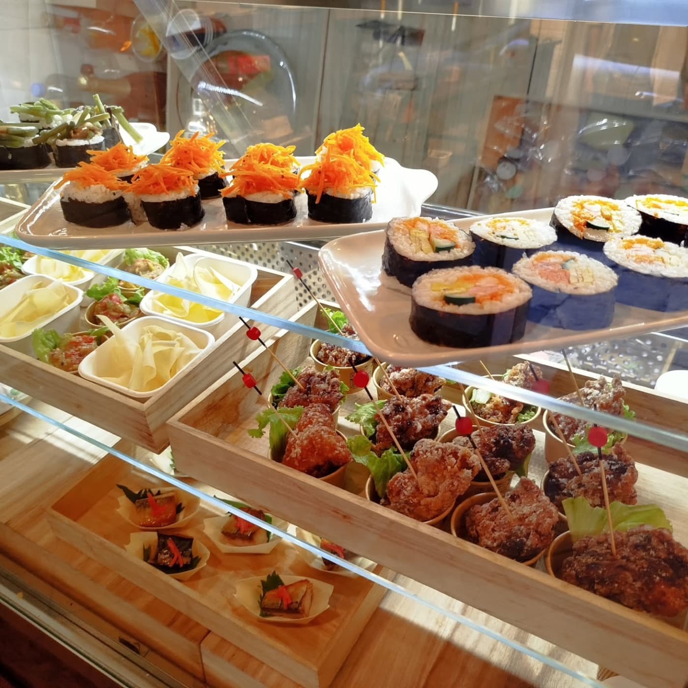 La vetrina con maki e karaage